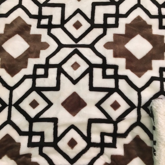 White geometric spanish tile print throw 50x60” - Picture 2 of 8